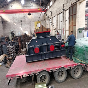 兩臺(tái)1200*800對(duì)輥制砂機(jī)發(fā)往四川?