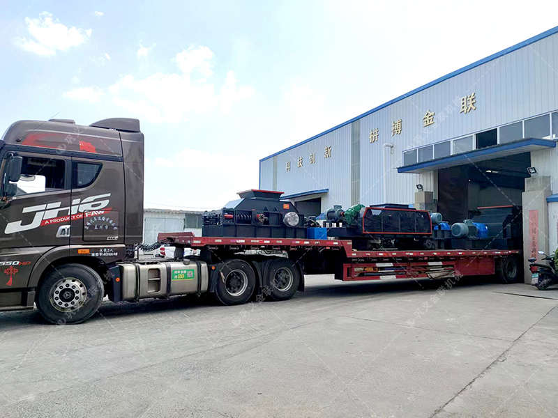 1200*1200雙齒輥破碎機，兩臺900*900軌道移動雙齒輥破碎機發往云南