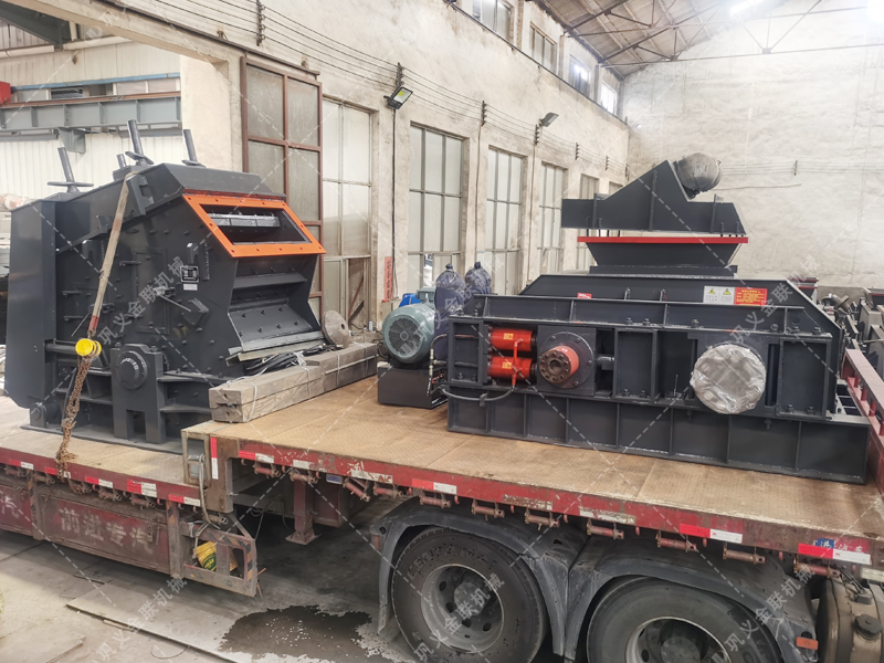 1000*700液壓對輥制砂機，1210反擊破發往四川