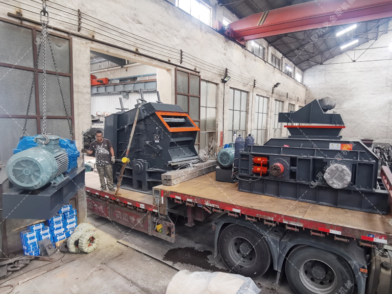 1000*700液壓對輥制砂機，1210反擊破發往四川